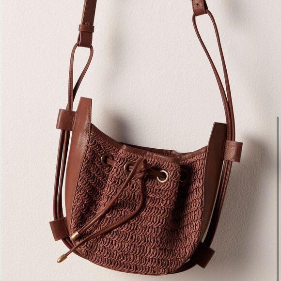 FREE PEOPLE CABANA CROSSBODY BAG IN A BEACH WOVEN DESIGN AND SLOUCHY SILHOUETTE - Picture 1 of 8